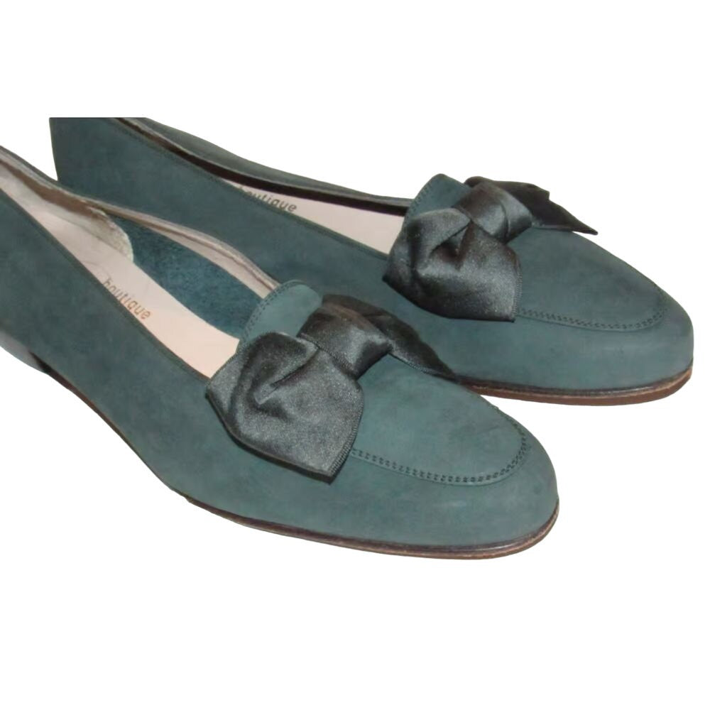 Salvatore Ferragamo 7.5N green suede flats w XL silk bows