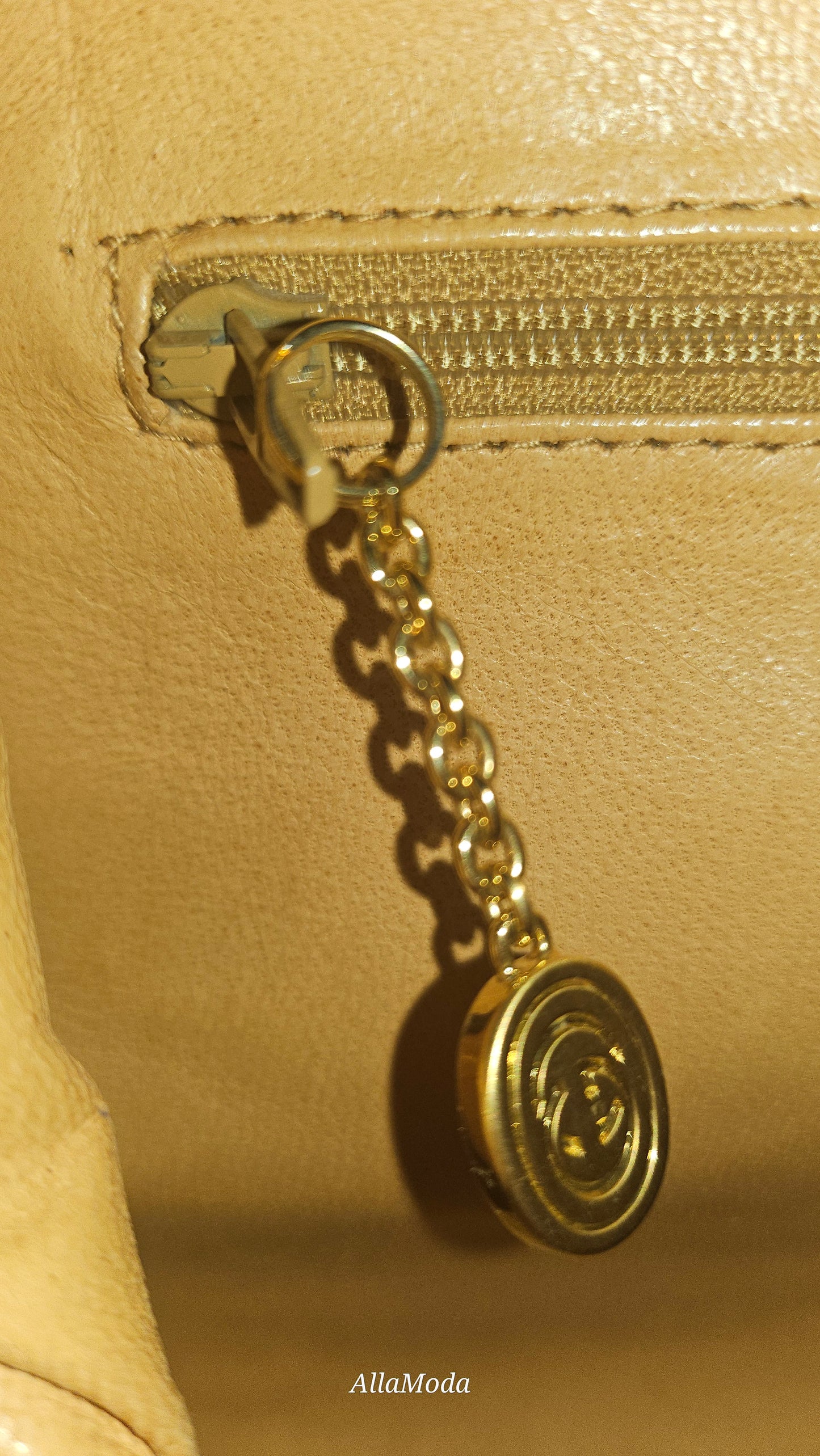Gucci Rattan & Leather Two-Way Clamshell style Purse