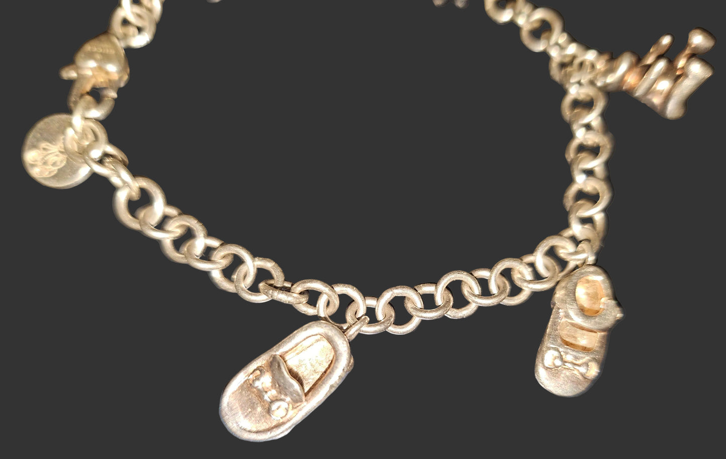 Gucci sterling charm bracelet with round links & six iconic charms 400/500