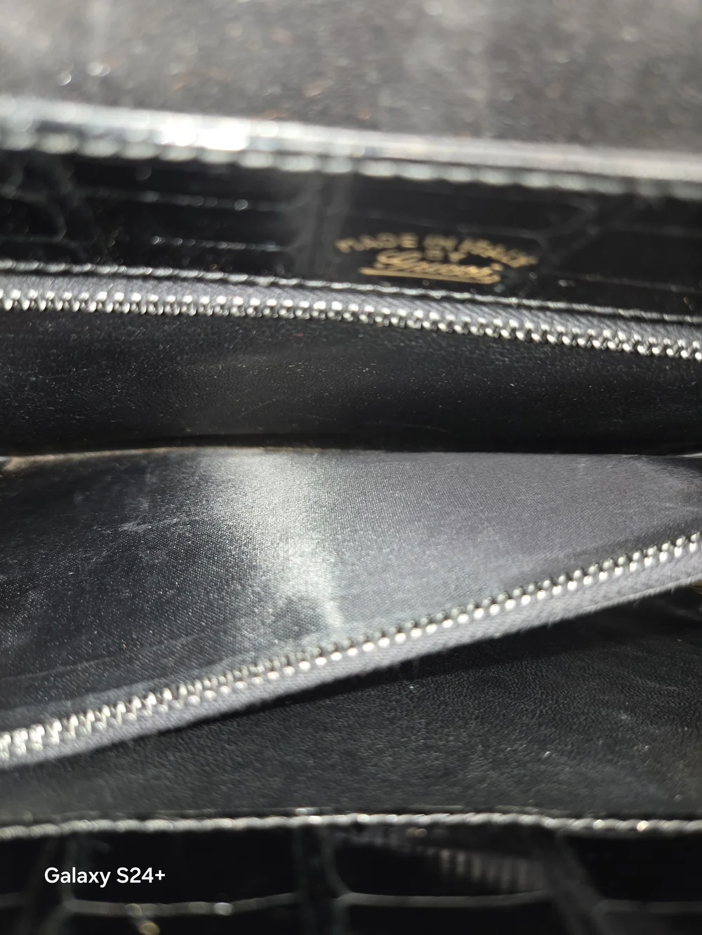 Gucci black crocodile leather shoulder purse with a bold gold 'G' accent