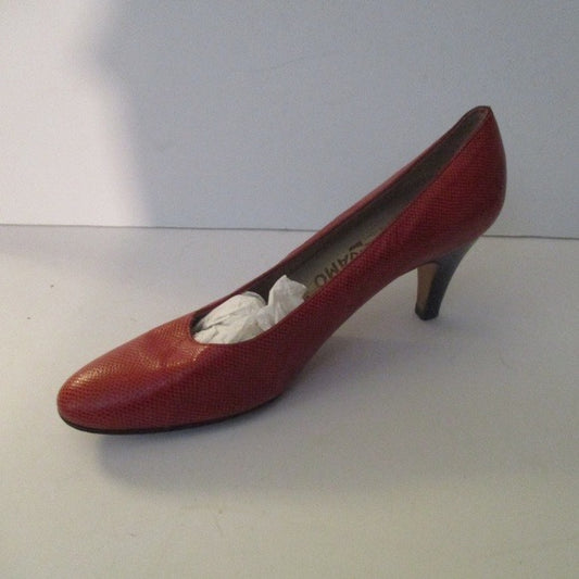 Ferragamo True Red Leather Size 7.5N Kitten Heels!