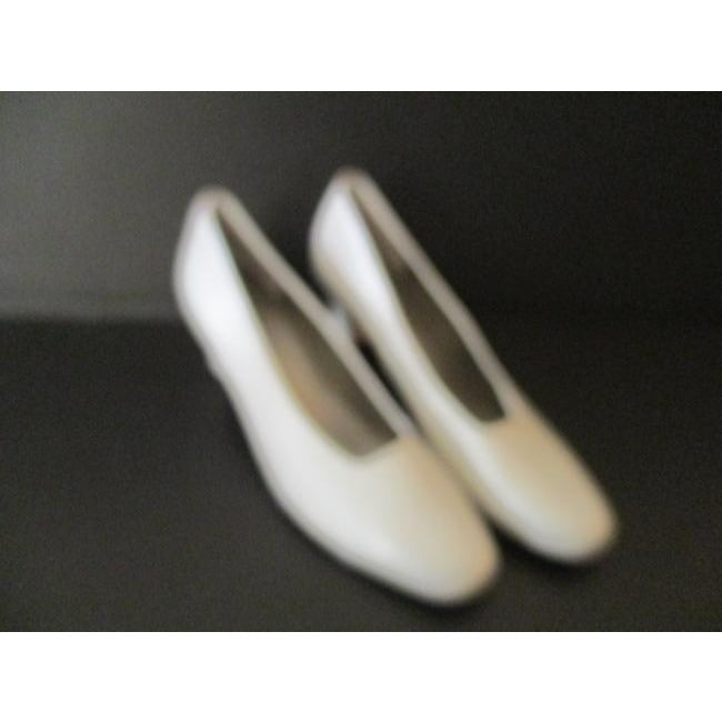 Ros Hommerson Warm White Special Occasion Vintage Designer Pumps Size Us