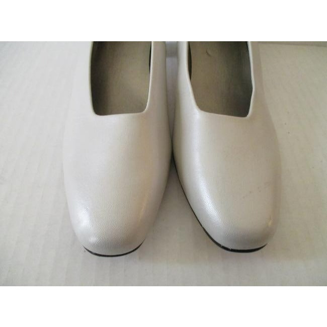 Ros Hommerson Warm White Special Occasion Vintage Designer Pumps Size Us