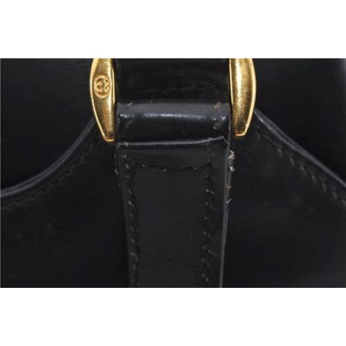 Mod Gucci, black leather shoulder bag with two longer straps, two exterior pockets, a hinged opening, and a gold and bamboo accent clasp