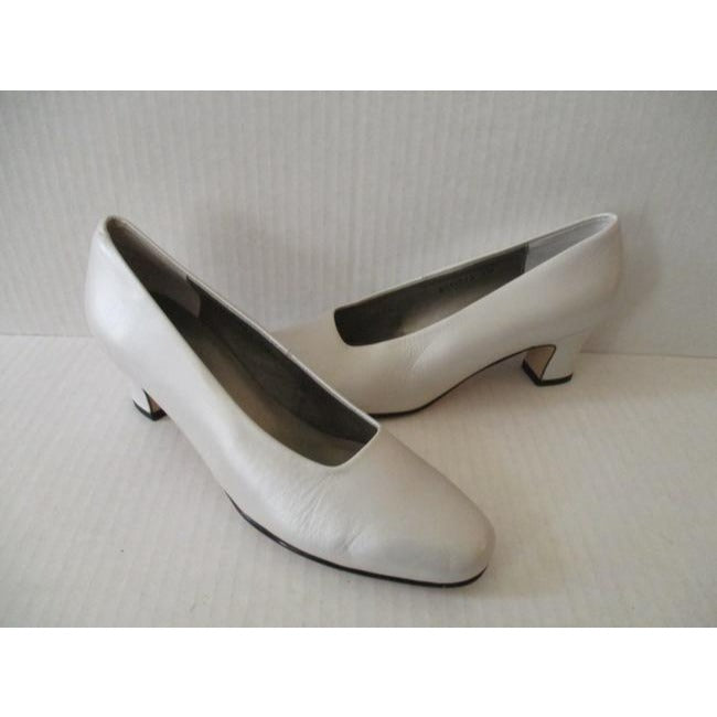 Ros Hommerson Warm White Special Occasion Vintage Designer Pumps Size Us